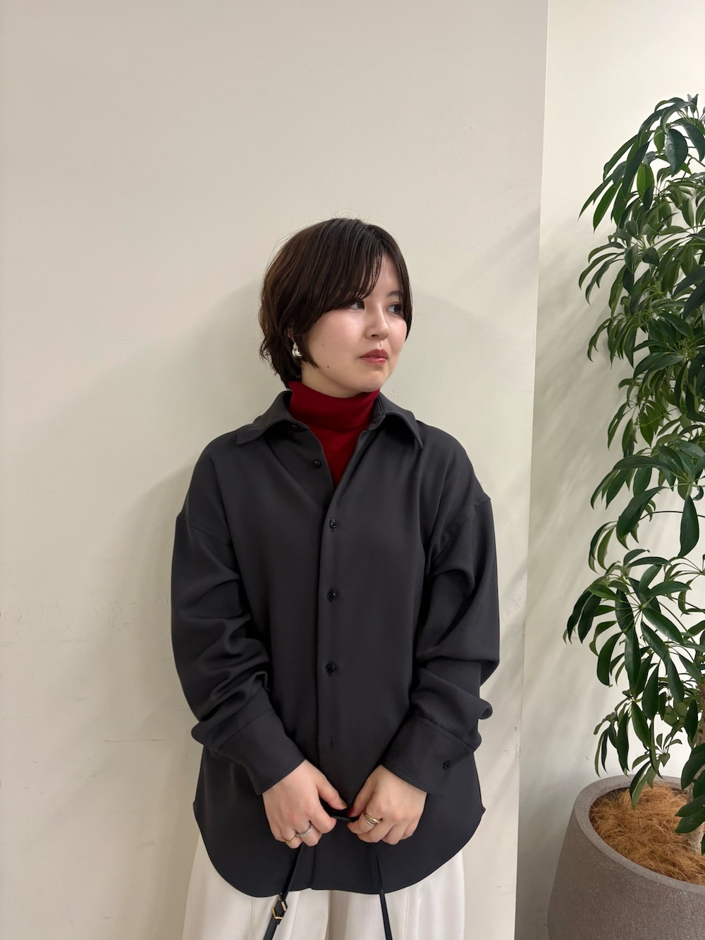 ホワイト系のその他パンツ、グレー系のシャツ/ブラウス、レッド系のニット/セーターを着用したレディースの秋コーディネートの7枚目の写真