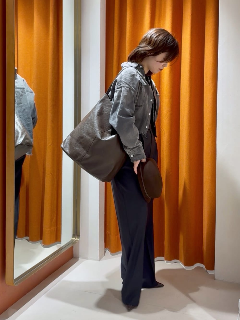 グレー系のシャツ/ブラウス、ブラック系のTシャツ/カットソー、ブラウン系のショルダーバッグを着用したレディースの冬コーディネートの3枚目の写真