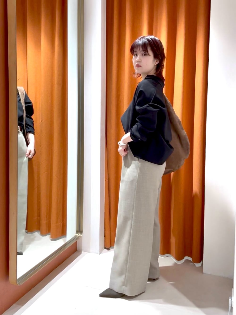 ベージュ系のその他パンツ、ブラウン系のパンプス、ブラック系のシャツ/ブラウスを着用したレディースの春コーディネートの5枚目の写真