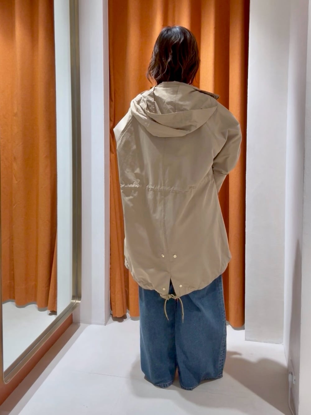 ブルー系のデニムパンツ、ブラック系のローファー、ホワイト系のTシャツ/カットソーを着用したレディースの冬コーディネートの3枚目の写真