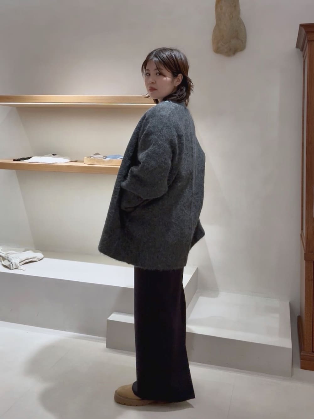 グレー系のその他アウター、ブルー系のシャツ/ブラウス、イエロー系のショルダーバッグを着用したレディースの冬コーディネートの5枚目の写真