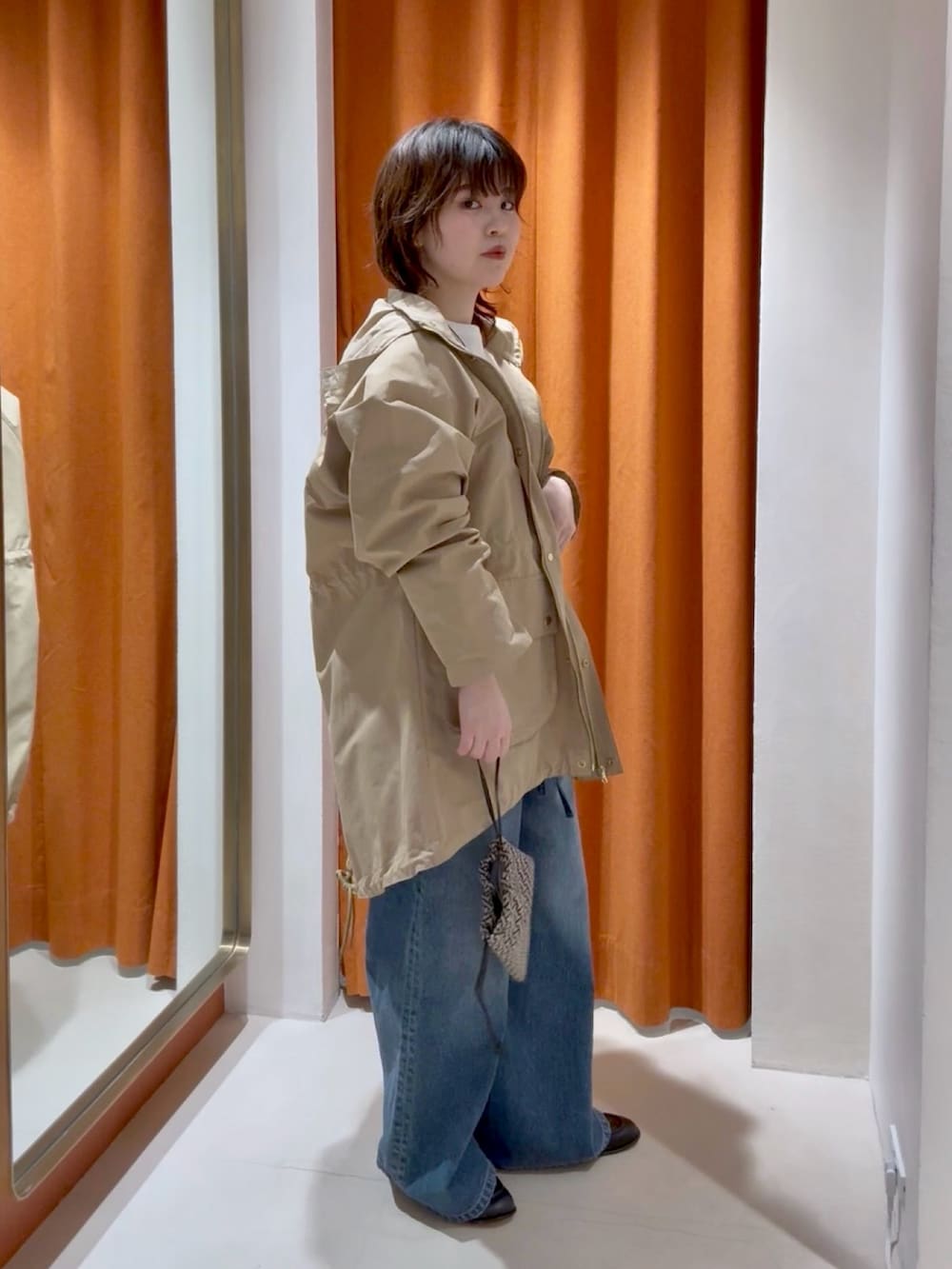 ブルー系のデニムパンツ、ブラック系のローファー、ホワイト系のTシャツ/カットソーを着用したレディースの冬コーディネートの2枚目の写真