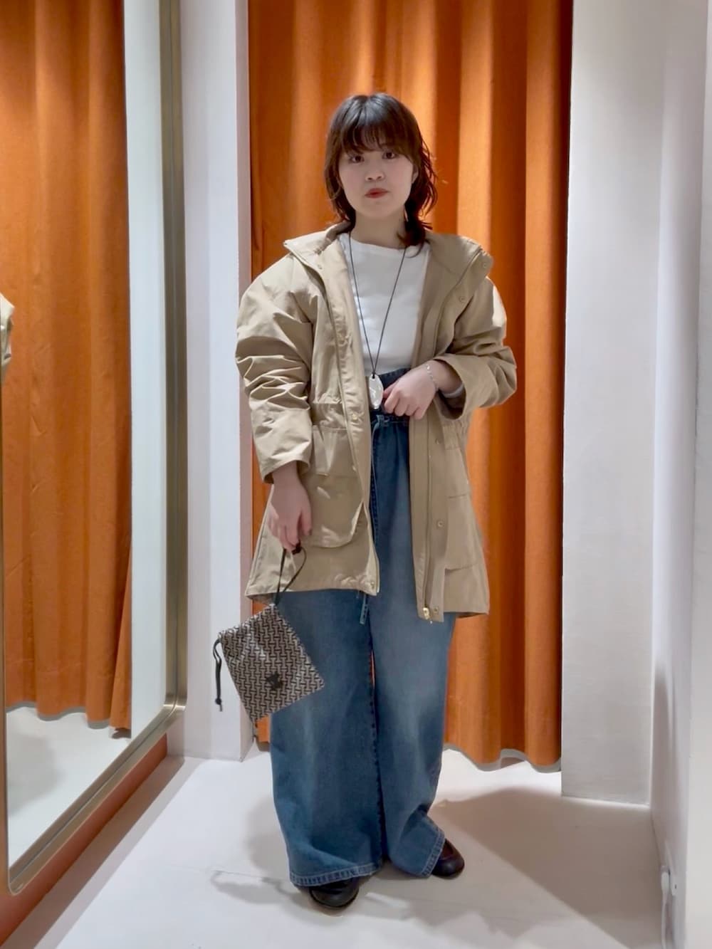 ブルー系のデニムパンツ、ブラック系のローファー、ホワイト系のTシャツ/カットソーを着用したレディースの冬コーディネートの4枚目の写真