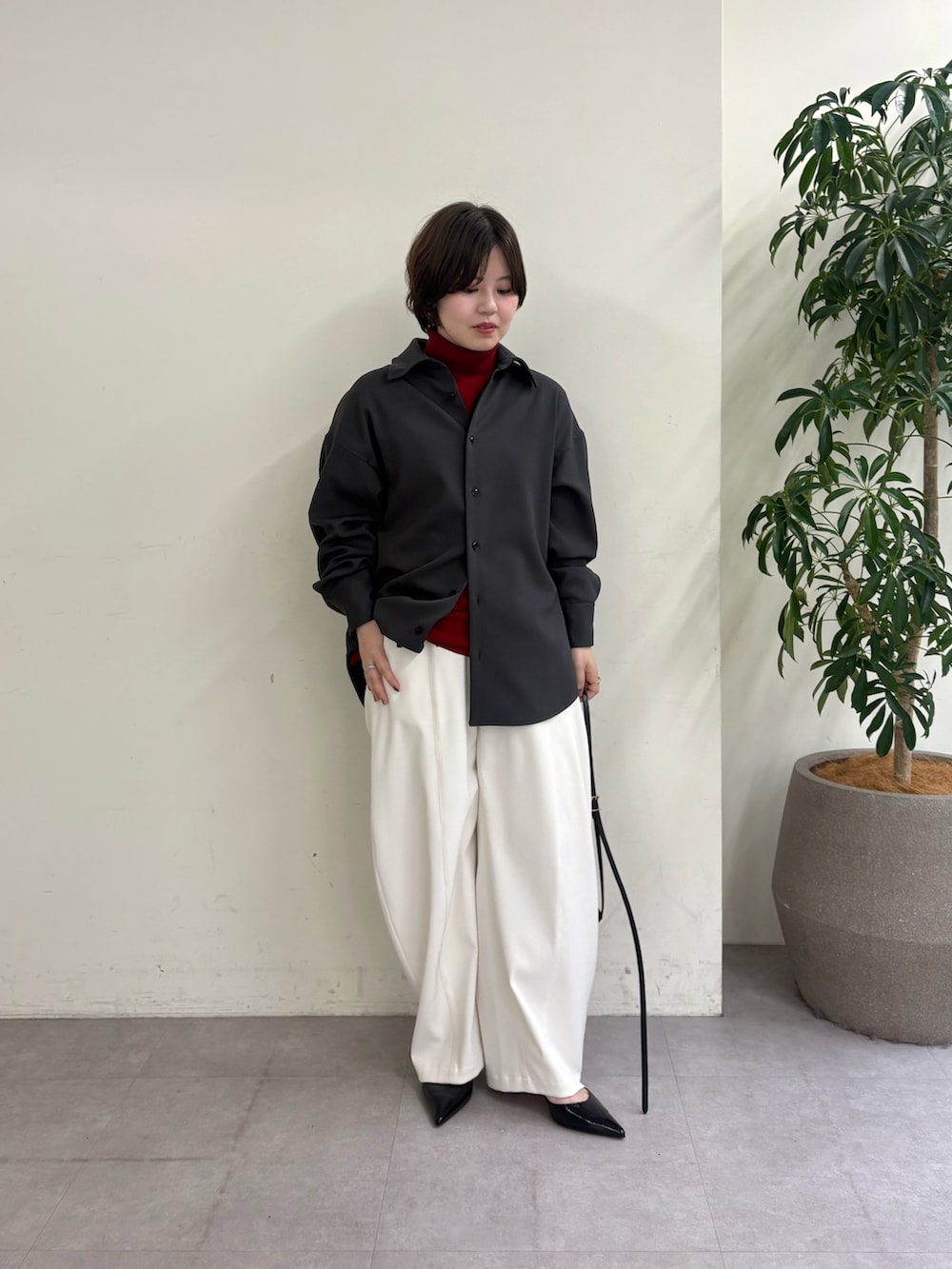 ホワイト系のその他パンツ、グレー系のシャツ/ブラウス、レッド系のニット/セーターを着用したレディースの秋コーディネートの3枚目の写真