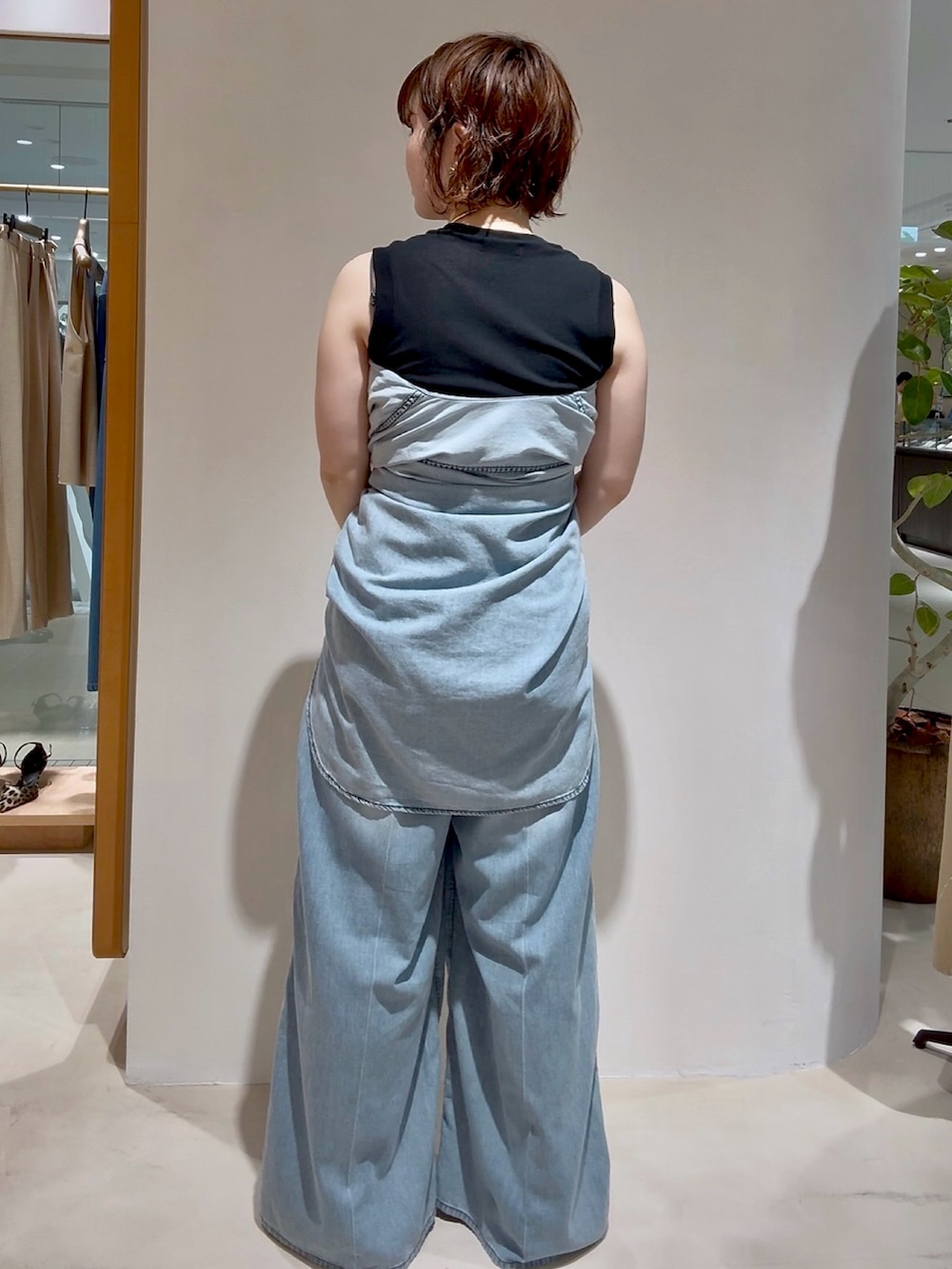 ブルー系のシャツ/ブラウス、ブルー系のデニムパンツ、グレー系のパンプスを着用したレディースの夏コーディネートの2枚目の写真