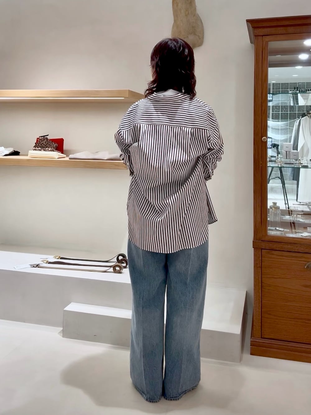 ブルー系のデニムパンツ、ホワイト系のTシャツ/カットソー、ブラウン系のシャツ/ブラウスを着用したレディースの春コーディネートの3枚目の写真