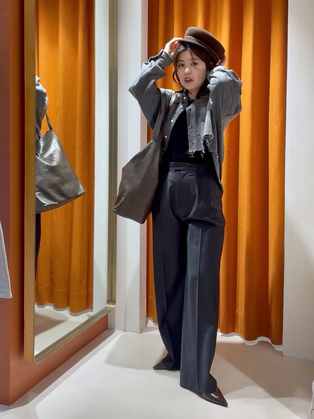 グレー系のシャツ/ブラウス、ブラック系のTシャツ/カットソー、ブラウン系のショルダーバッグを着用したレディースの冬コーディネートの2枚目の写真