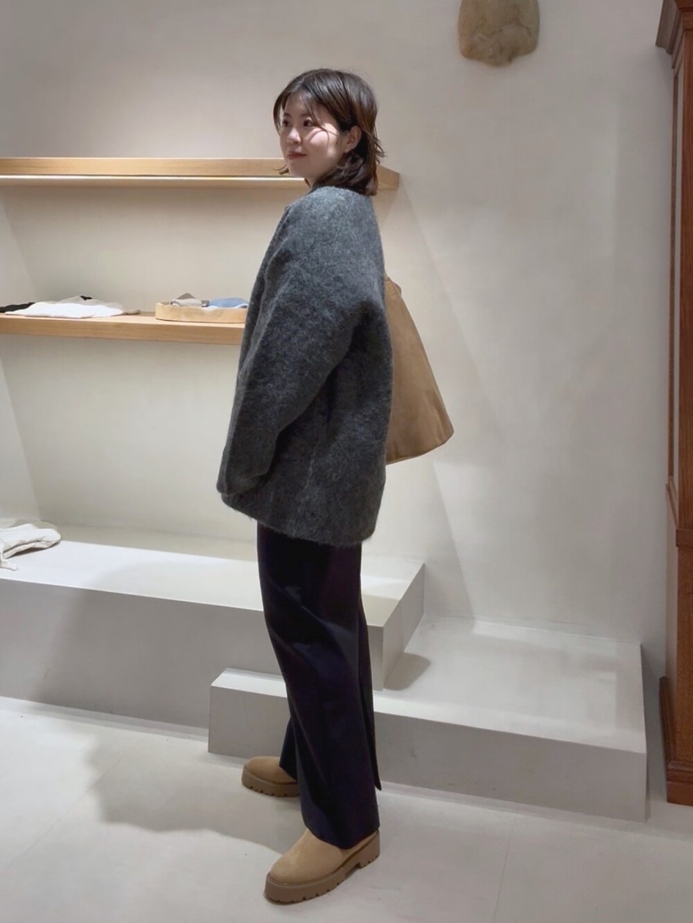 グレー系のその他アウター、ブルー系のシャツ/ブラウス、イエロー系のショルダーバッグを着用したレディースの冬コーディネートの3枚目の写真