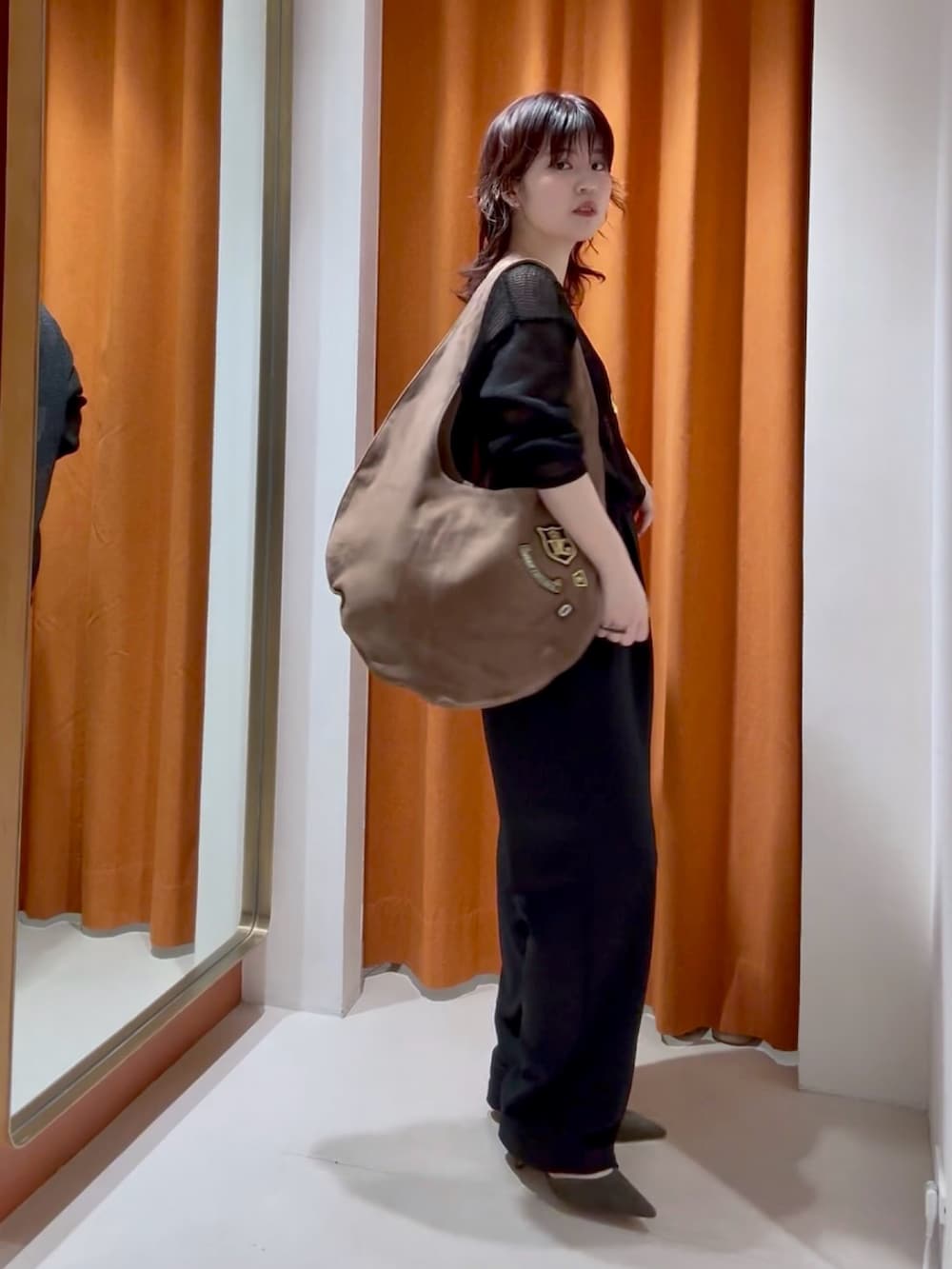 ブラック系のその他パンツ、ブラウン系のパンプス、ブラック系のチューブトップを着用したレディースの春コーディネートの2枚目の写真