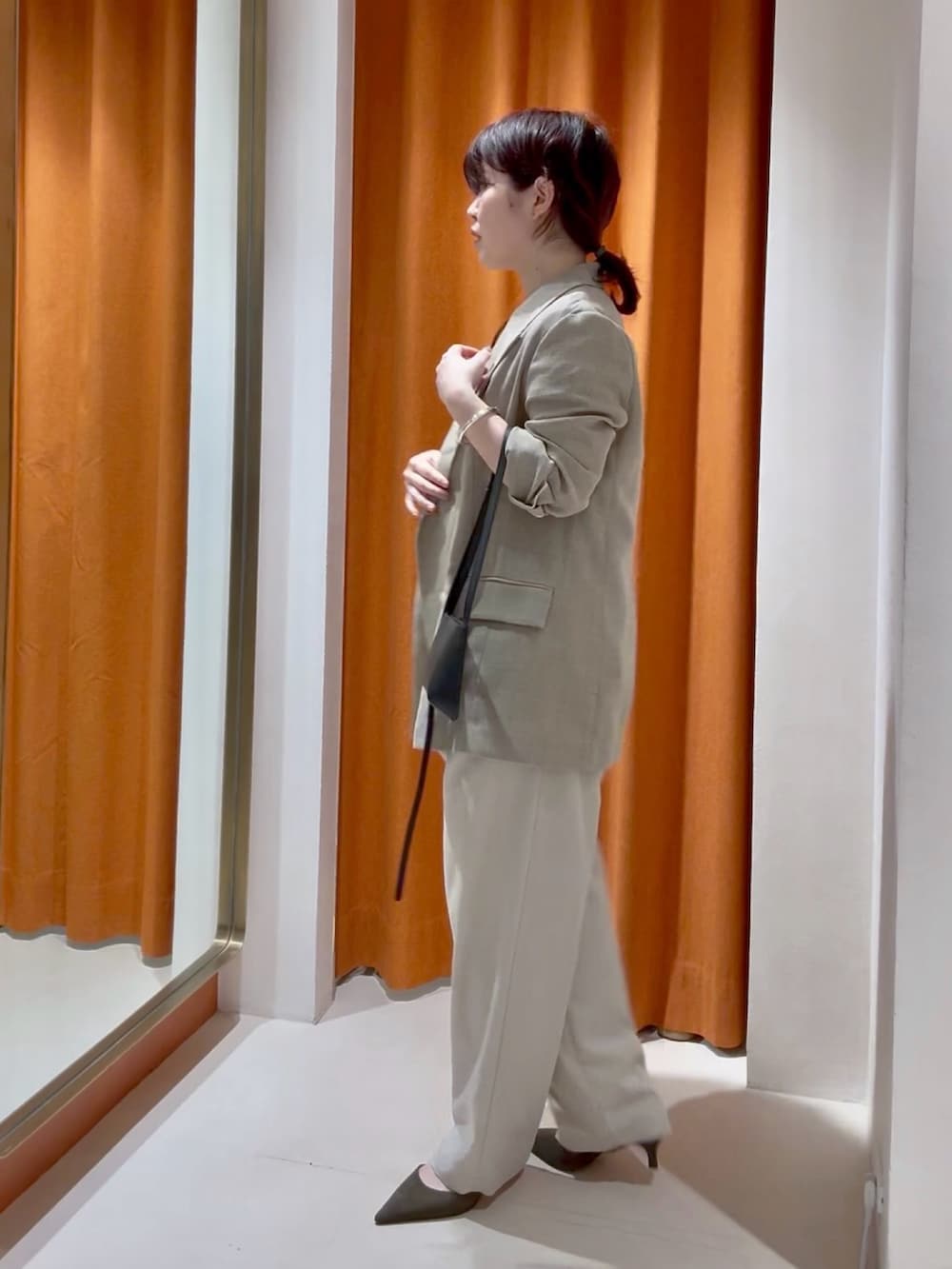 ベージュ系のテーラードジャケット、ベージュ系のつなぎ/オールインワン、ブラウン系のパンプスを着用したレディースの春コーディネートの3枚目の写真