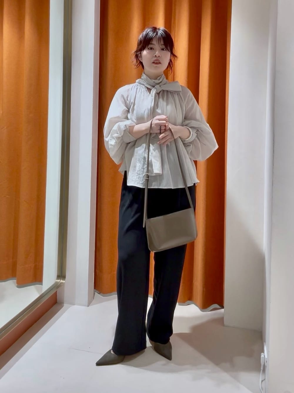 ベージュ系のシャツ/ブラウス、ブラック系のテーラードジャケット、ブラック系のその他パンツを着用したレディースの春コーディネートの2枚目の写真