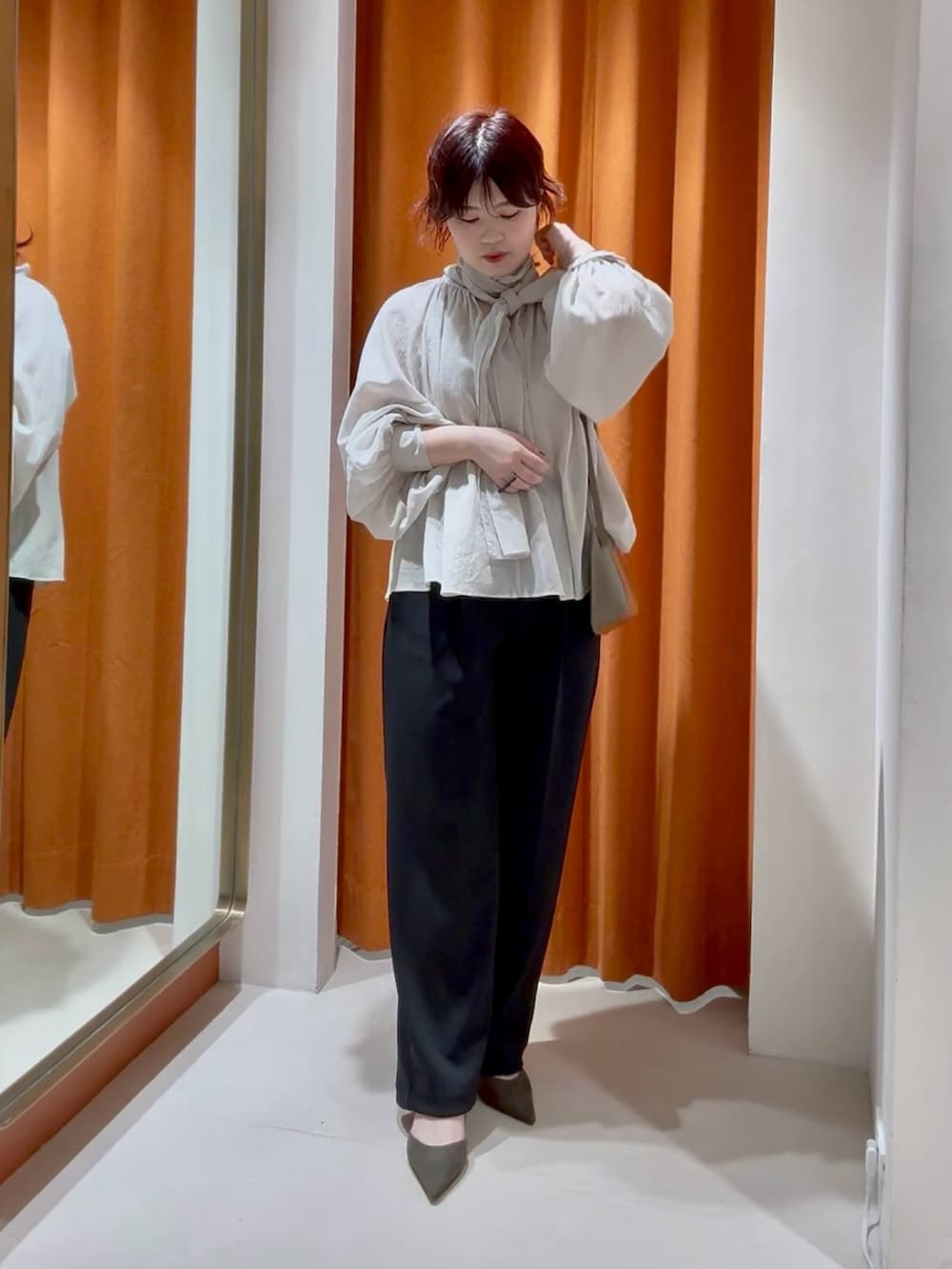 ベージュ系のシャツ/ブラウス、ブラック系のテーラードジャケット、ブラック系のその他パンツを着用したレディースの春コーディネートの4枚目の写真