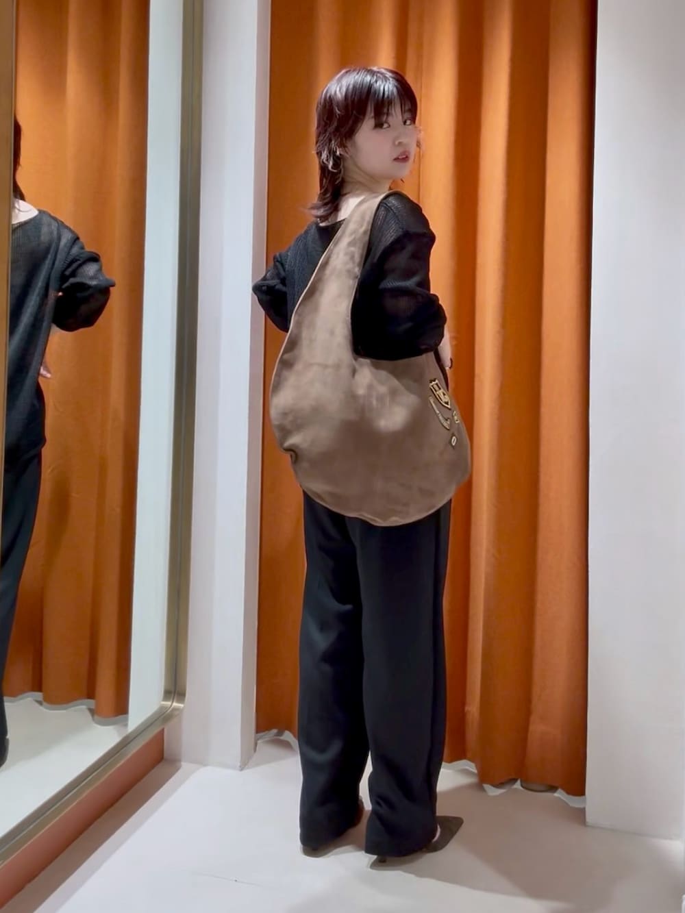 ブラック系のその他パンツ、ブラウン系のパンプス、ブラック系のチューブトップを着用したレディースの春コーディネートの3枚目の写真