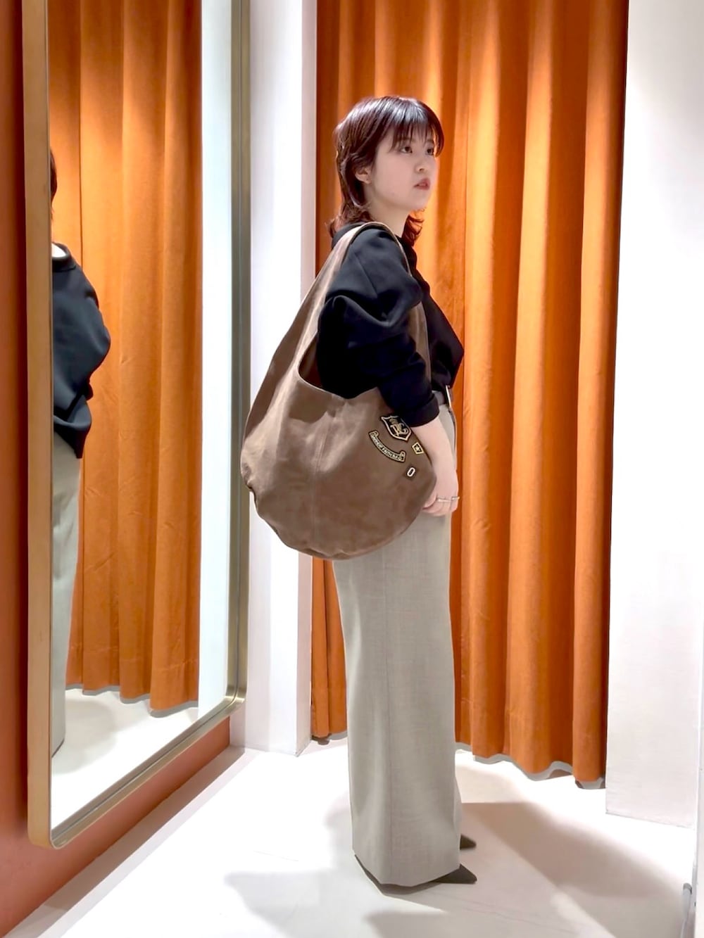 ベージュ系のその他パンツ、ブラウン系のパンプス、ブラック系のシャツ/ブラウスを着用したレディースの春コーディネートの3枚目の写真