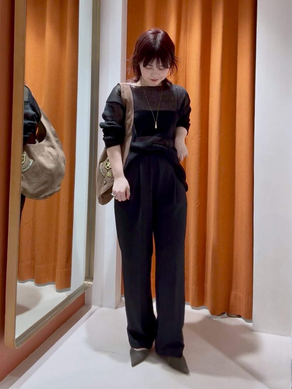 ブラック系のその他パンツ、ブラウン系のパンプス、ブラック系のチューブトップを着用したレディースの春コーディネートの4枚目の写真