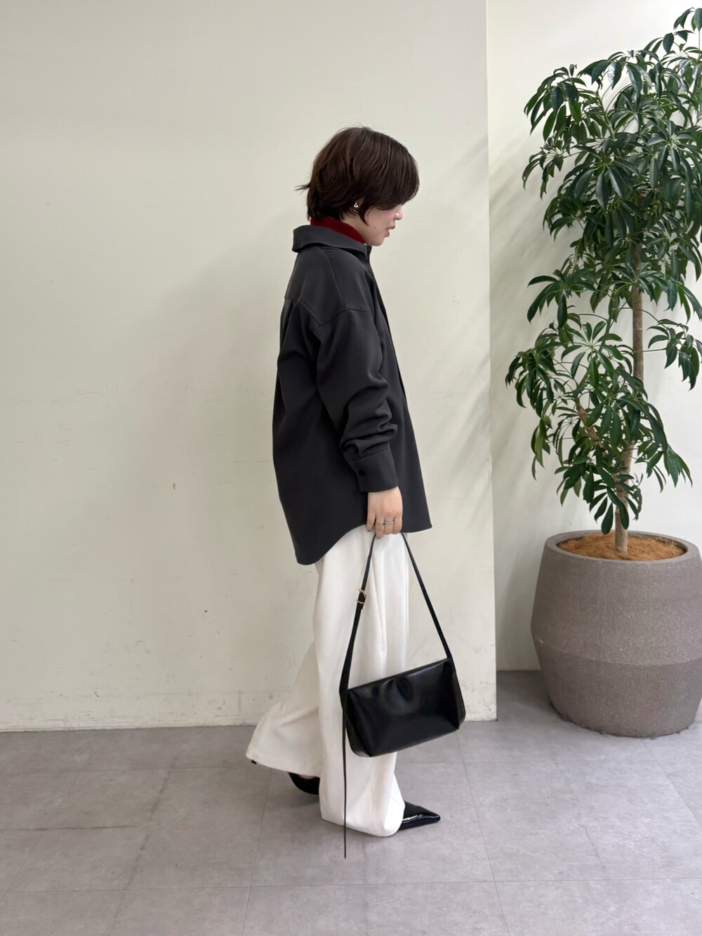 ホワイト系のその他パンツ、グレー系のシャツ/ブラウス、レッド系のニット/セーターを着用したレディースの秋コーディネートの5枚目の写真
