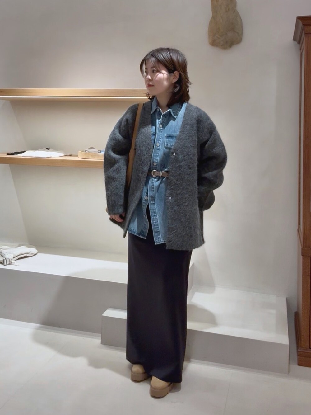 グレー系のその他アウター、ブルー系のシャツ/ブラウス、イエロー系のショルダーバッグを着用したレディースの冬コーディネートの2枚目の写真