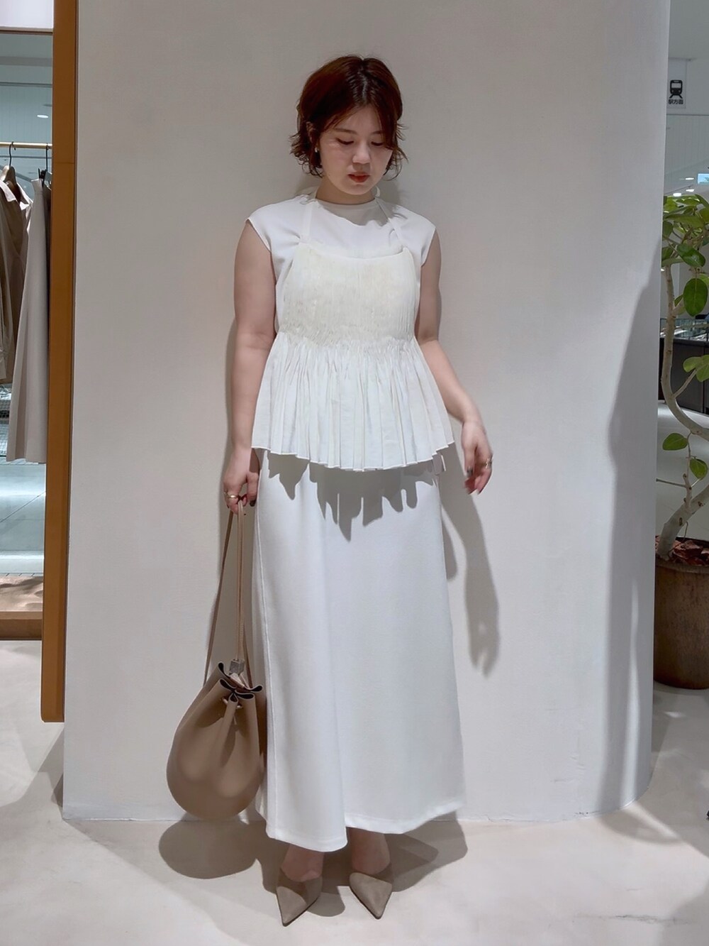 ホワイト系のワンピース、ホワイト系のシャツ/ブラウス、ベージュ系のショルダーバッグを着用したレディースの夏コーディネートの5枚目の写真