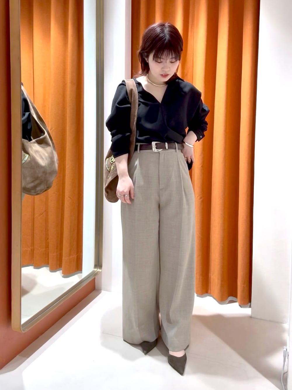 ベージュ系のその他パンツ、ブラウン系のパンプス、ブラック系のシャツ/ブラウスを着用したレディースの春コーディネートの2枚目の写真