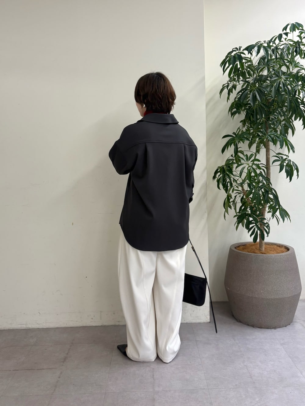 ホワイト系のその他パンツ、グレー系のシャツ/ブラウス、レッド系のニット/セーターを着用したレディースの秋コーディネートの6枚目の写真
