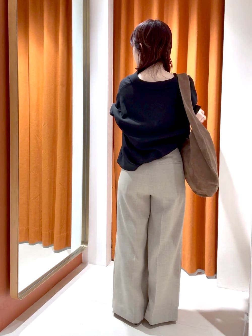 ベージュ系のその他パンツ、ブラウン系のパンプス、ブラック系のシャツ/ブラウスを着用したレディースの春コーディネートの4枚目の写真