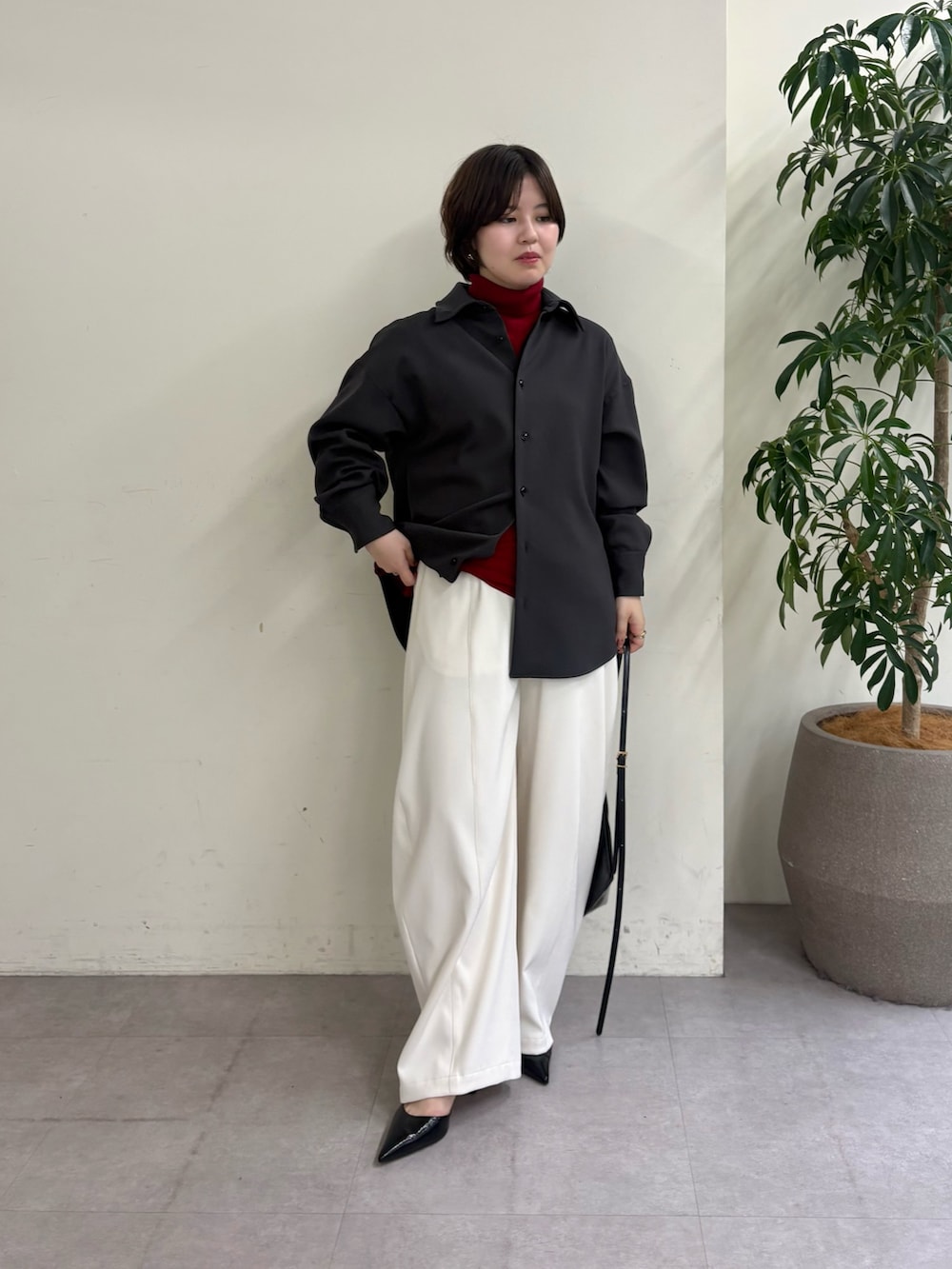 ホワイト系のその他パンツ、グレー系のシャツ/ブラウス、レッド系のニット/セーターを着用したレディースの秋コーディネートの2枚目の写真