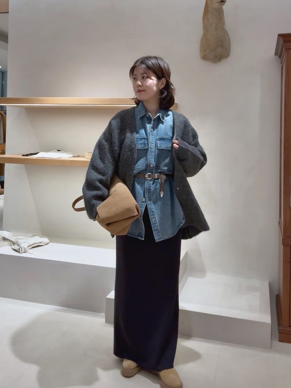 グレー系のその他アウター、ブルー系のシャツ/ブラウス、イエロー系のショルダーバッグを着用したレディースの冬コーディネートの4枚目の写真