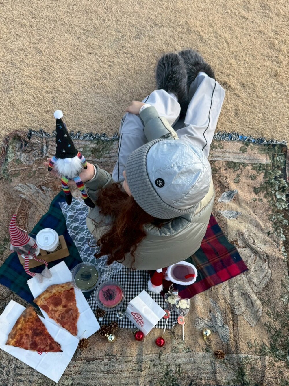 シルバー系のジャケット/アウターを着用したレディースの冬コーディネートの4枚目の写真