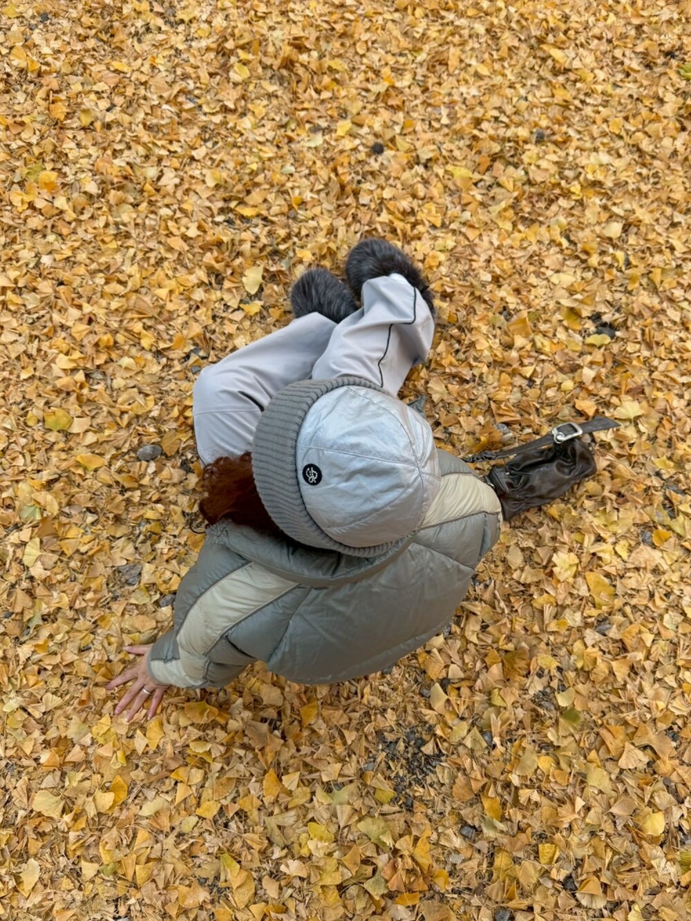 シルバー系のジャケット/アウターを着用したレディースの冬コーディネートの3枚目の写真