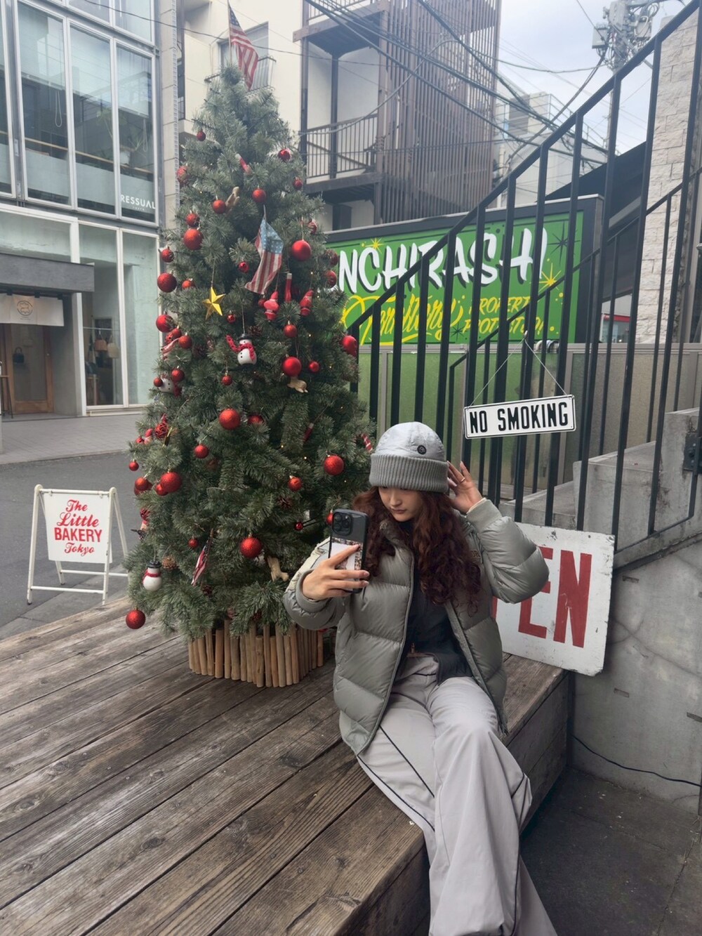 シルバー系のジャケット/アウターを着用したレディースの冬コーディネートの2枚目の写真