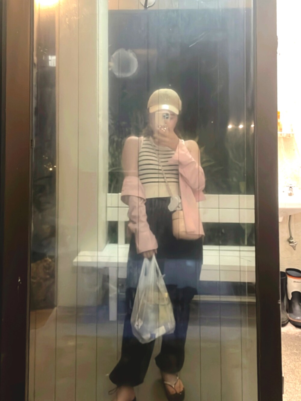 「沖縄、Okinawa、旅行、ボーダー、タンクトップ、カーゴパンツ、GU、shein、夏コーデ、パンツコーデ、シンプル、休日スタイル、厚底サンダル」｜「GUのアイテム（パンツ、ブラック系）」を使った、𝓼𝓱𝓲𝓸さん（レディース・157cm）の夏コーディネートの2枚目の写真