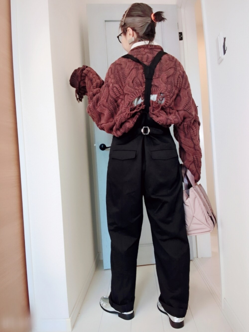 ブラウン系のニット/セーター、ホワイト系のシャツ/ブラウス、ブラック系のスラックスを着用したレディースの秋コーディネートの2枚目の写真