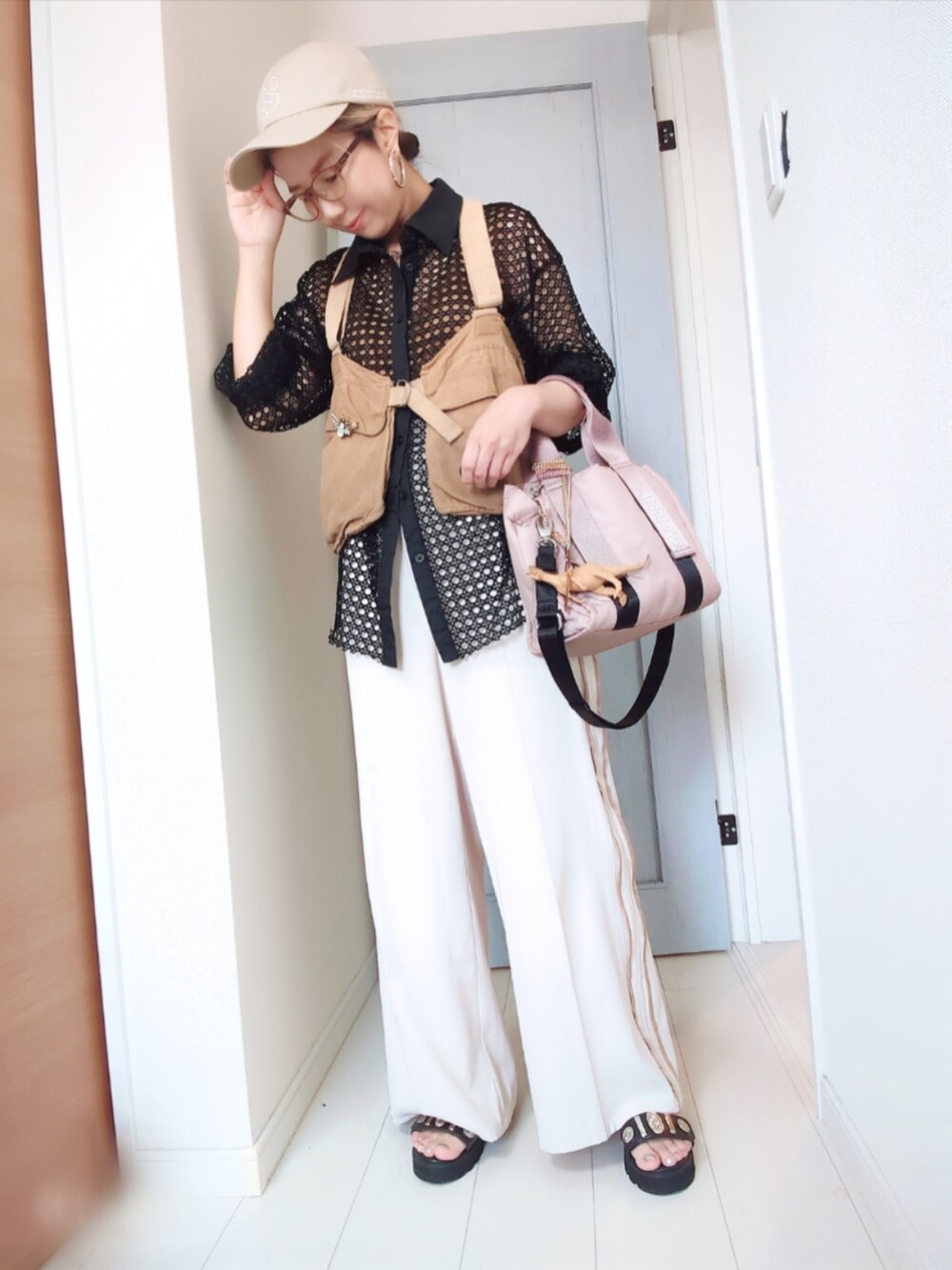 ベージュ系のベスト、ブラック系のシャツ/ブラウス、ベージュ系のその他パンツを着用したレディースの夏コーディネートの3枚目の写真