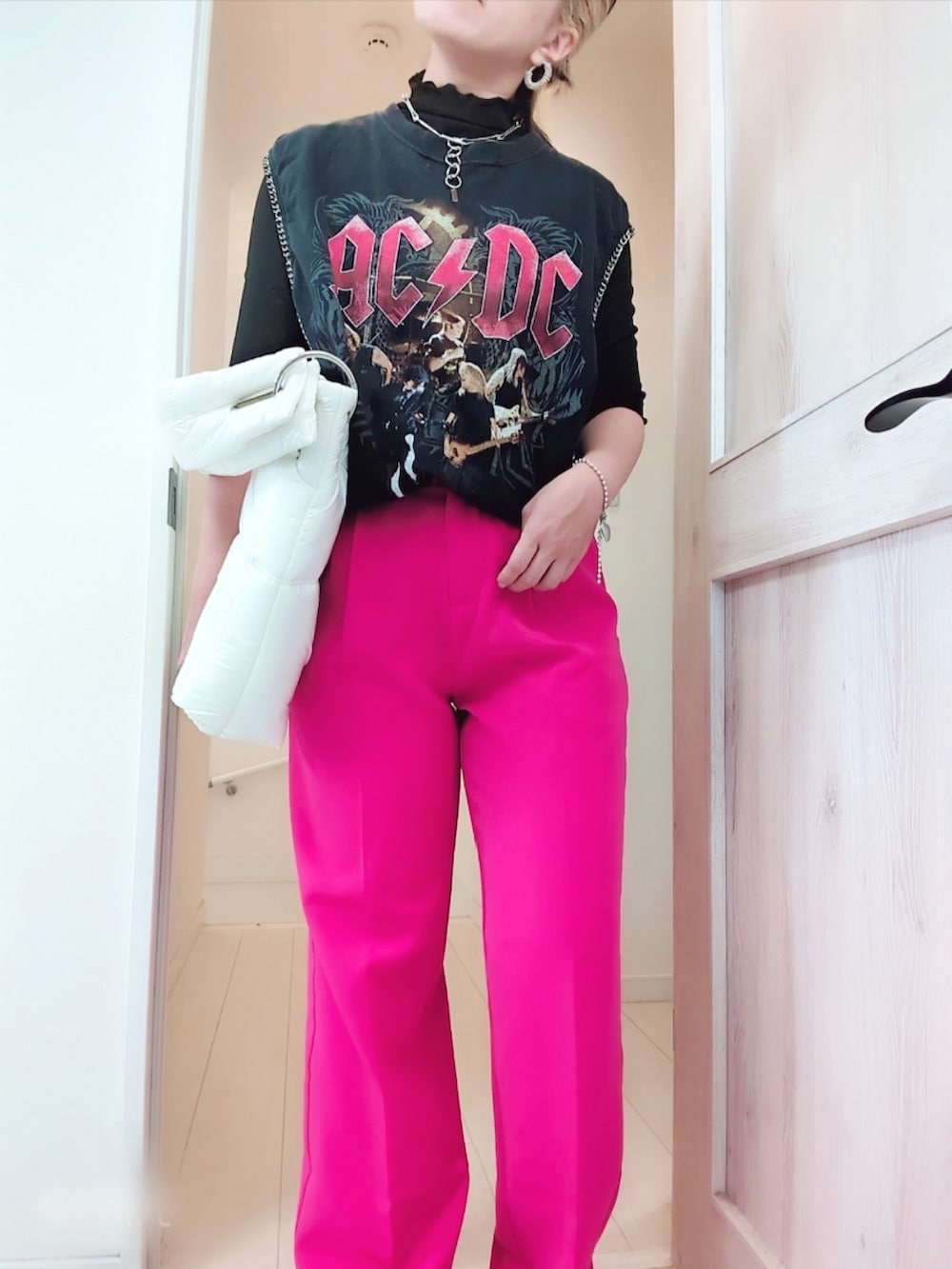 ブラック系のTシャツ/カットソー、ブラック系のTシャツ/カットソー、ピンク系のスラックスを着用したレディースの夏コーディネートの2枚目の写真