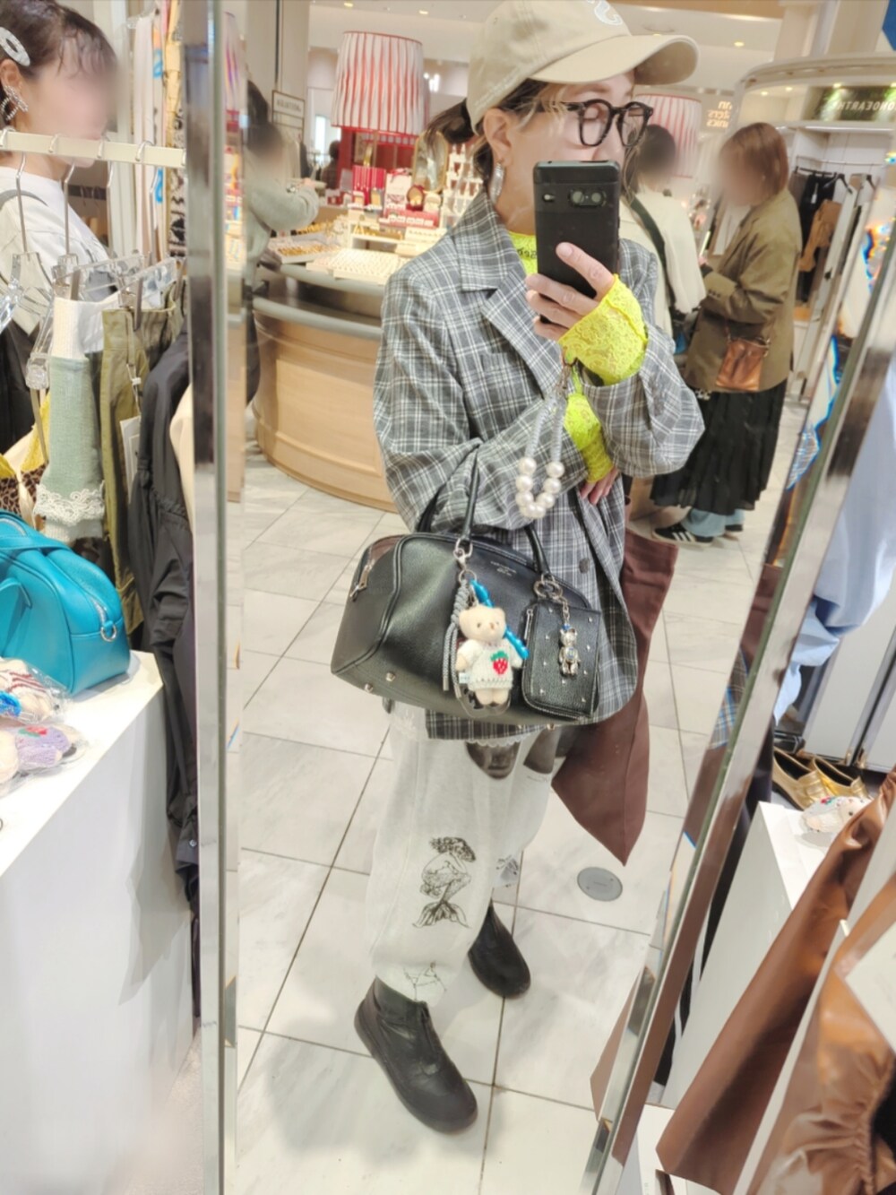 グレー系のテーラードジャケット、グリーン系のTシャツ/カットソー、グレー系のスウェットパンツを着用したレディースの春コーディネートの3枚目の写真