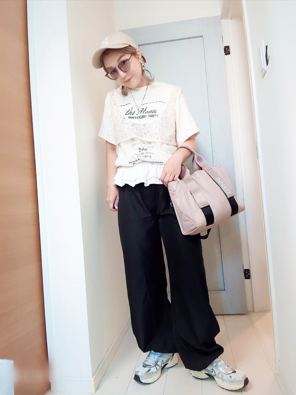 ホワイト系のTシャツ/カットソー、ホワイト系のシャツ/ブラウス、ブラック系のパンツを着用したレディースの夏コーディネートの4枚目の写真