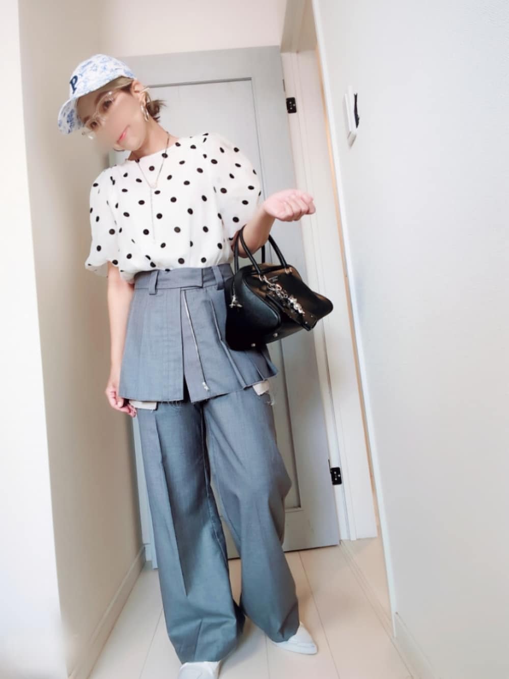 ホワイト系のシャツ/ブラウス、グレー系のスラックス、ホワイト系のスニーカーを着用したレディースの秋コーディネートの3枚目の写真