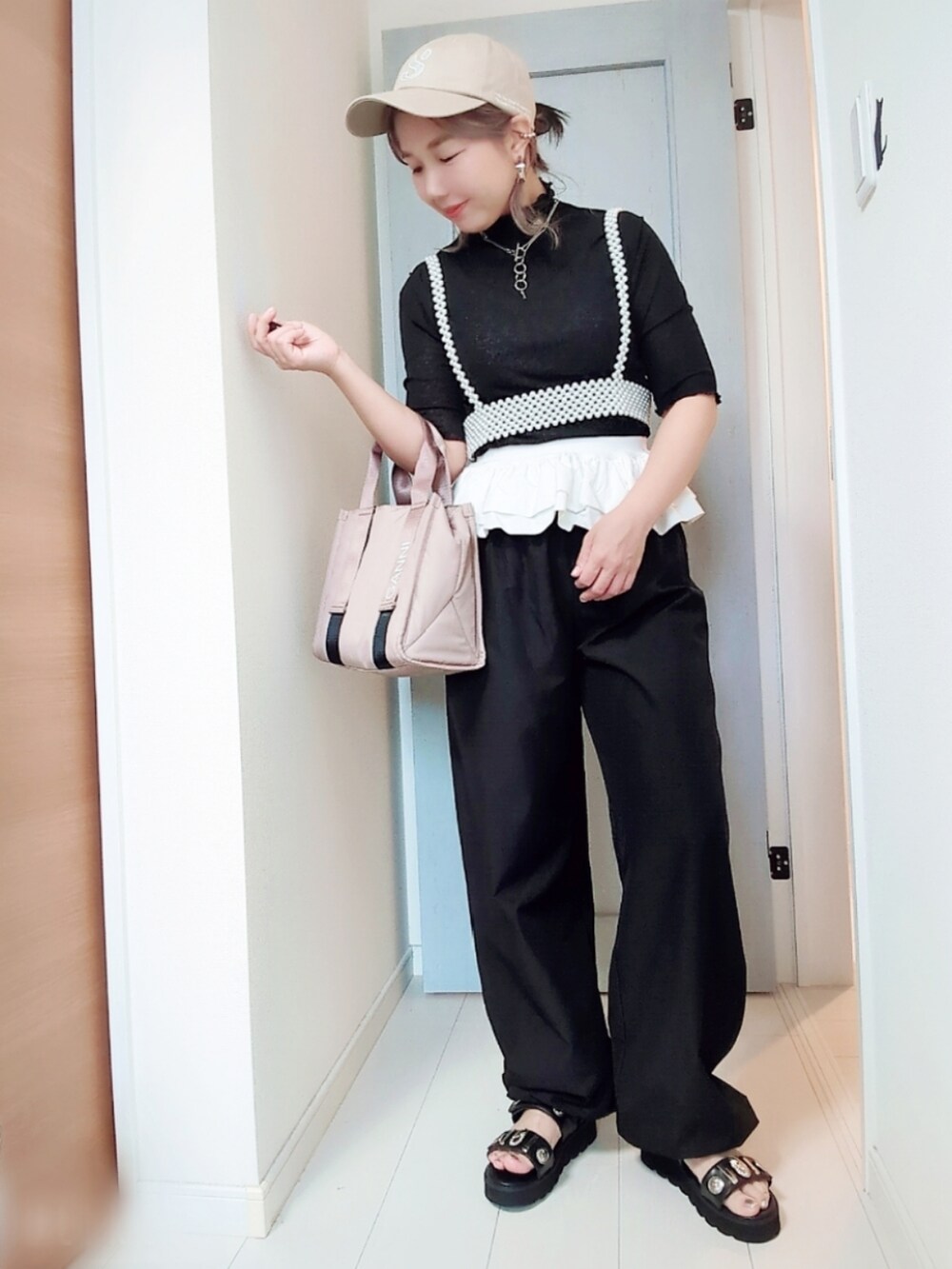 ブラック系のTシャツ/カットソー、ブラック系のパンツ、グレー系のショルダーバッグを着用したレディースの夏コーディネートの4枚目の写真