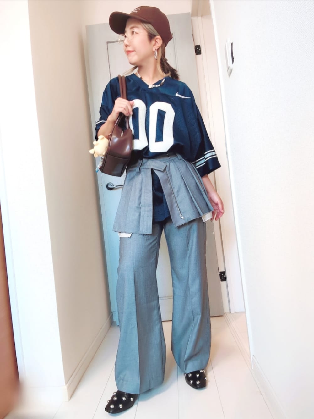 ブルー系のTシャツ/カットソー、グレー系のスラックス、ブラック系のパンプスを着用したレディースの秋コーディネートの2枚目の写真