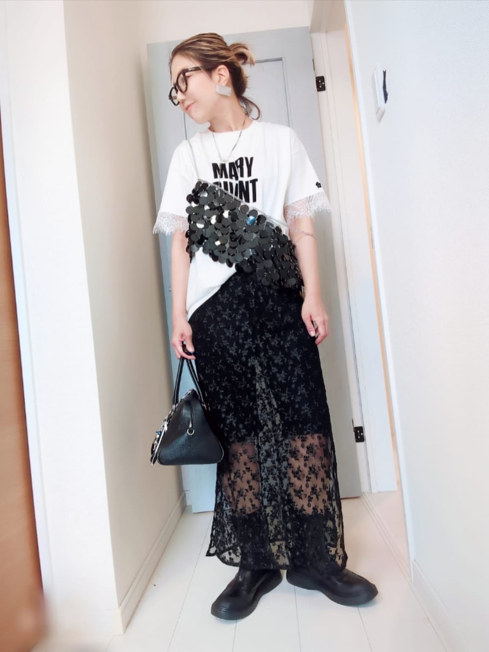 ブラック系のキャミソール、ホワイト系のTシャツ/カットソー、ブラック系のスカートを着用したレディースの夏コーディネートの3枚目の写真