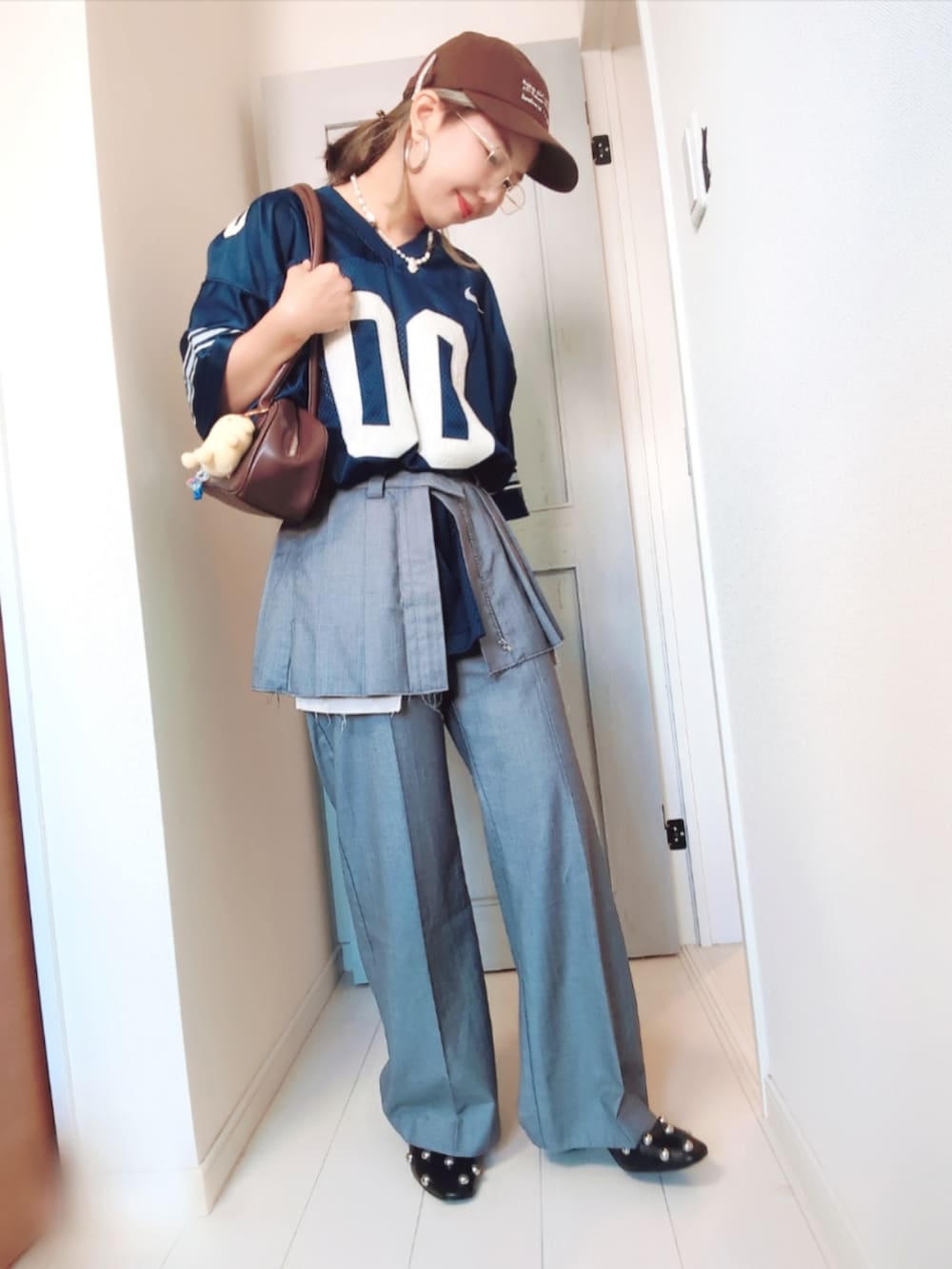 ブルー系のTシャツ/カットソー、グレー系のスラックス、ブラック系のパンプスを着用したレディースの秋コーディネートの3枚目の写真