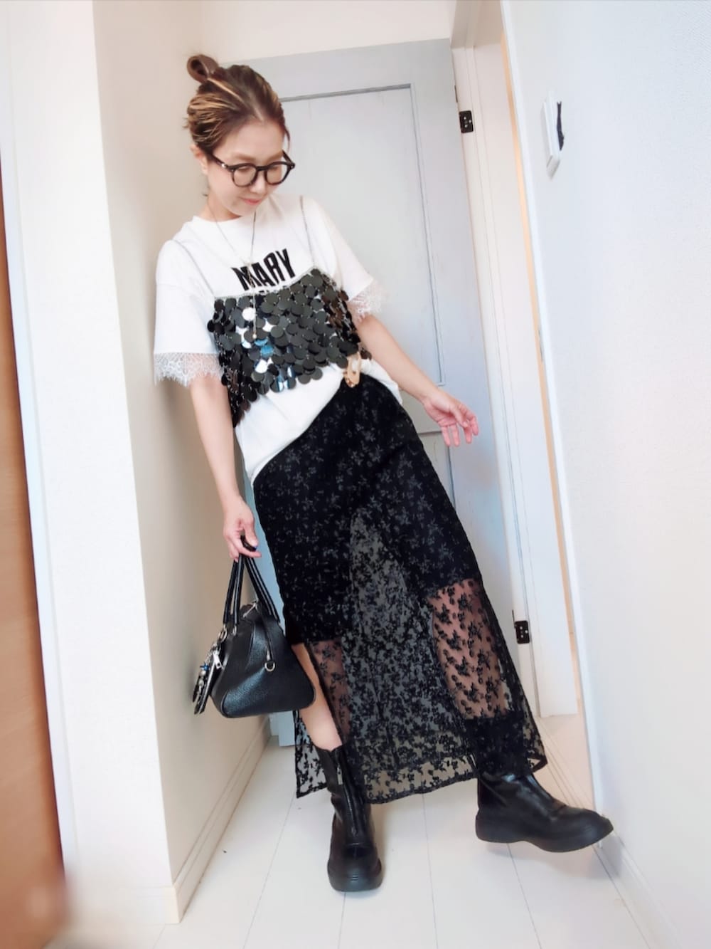 ブラック系のキャミソール、ホワイト系のTシャツ/カットソー、ブラック系のスカートを着用したレディースの夏コーディネートの2枚目の写真