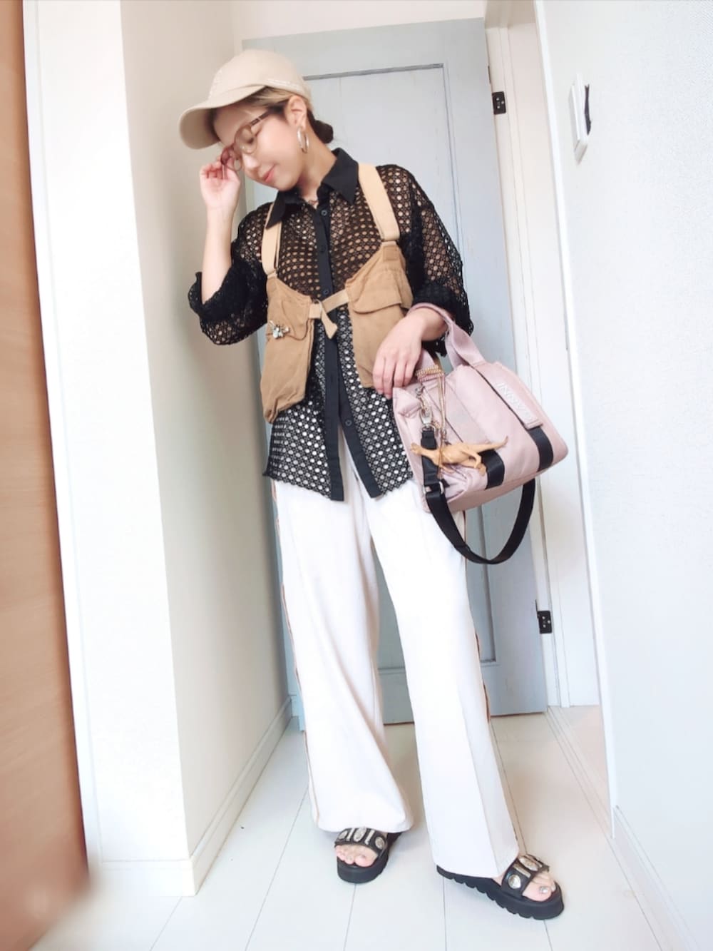 ベージュ系のベスト、ブラック系のシャツ/ブラウス、ベージュ系のその他パンツを着用したレディースの夏コーディネートの2枚目の写真