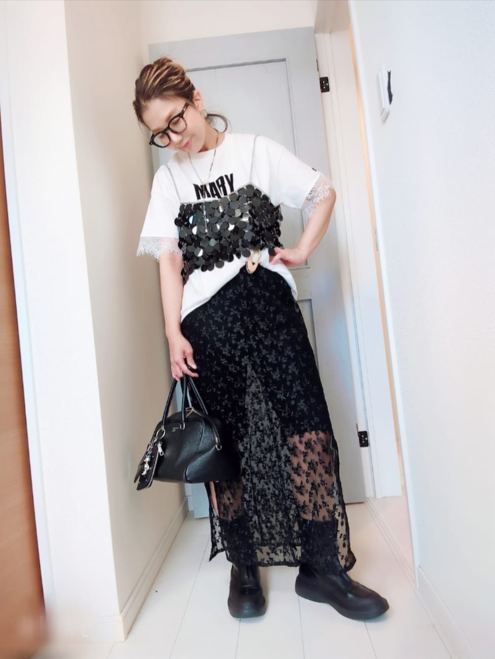 ブラック系のキャミソール、ホワイト系のTシャツ/カットソー、ブラック系のスカートを着用したレディースの夏コーディネートの4枚目の写真