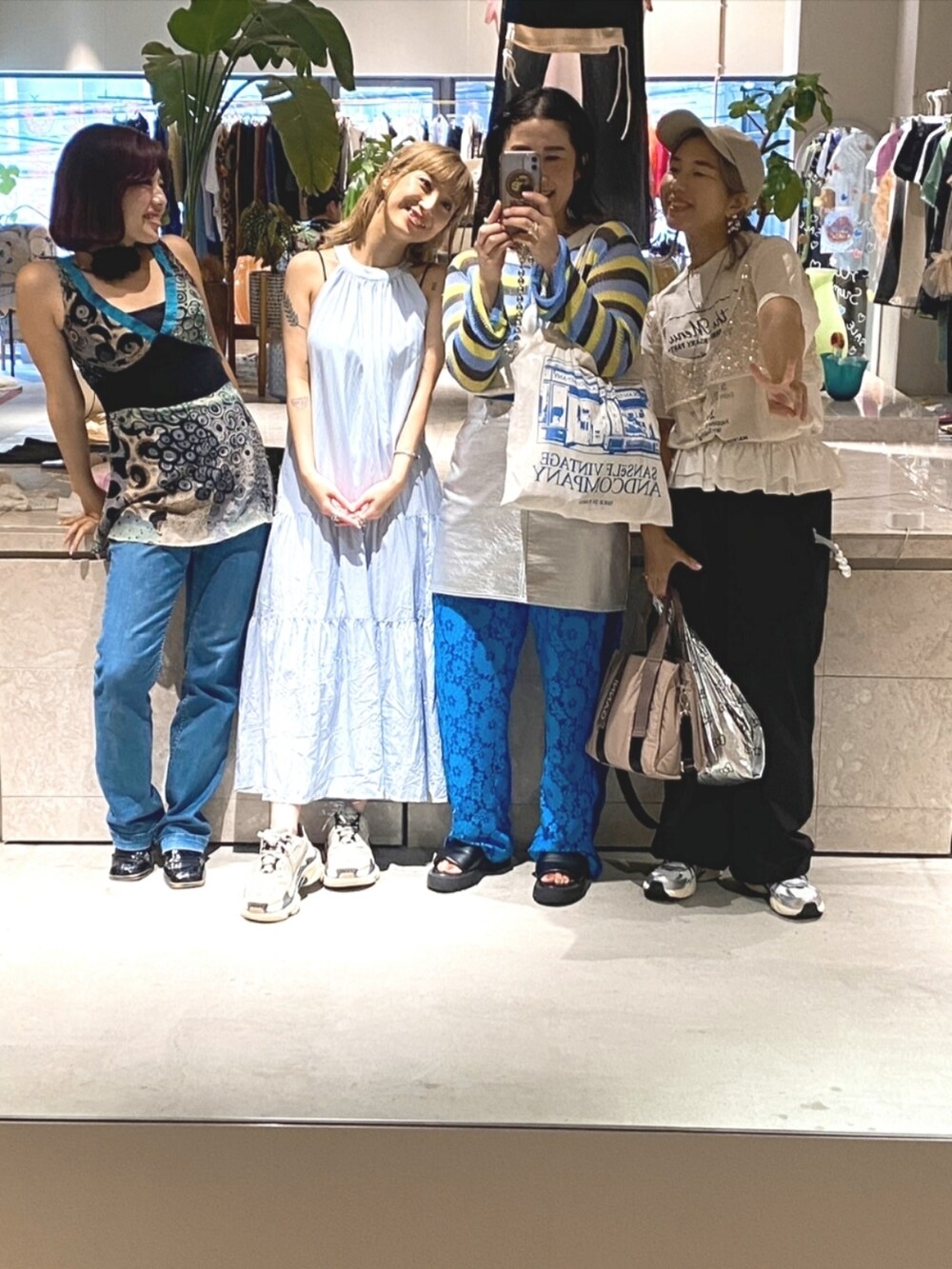 ホワイト系のTシャツ/カットソー、ホワイト系のシャツ/ブラウス、ブラック系のパンツを着用したレディースの夏コーディネートの2枚目の写真