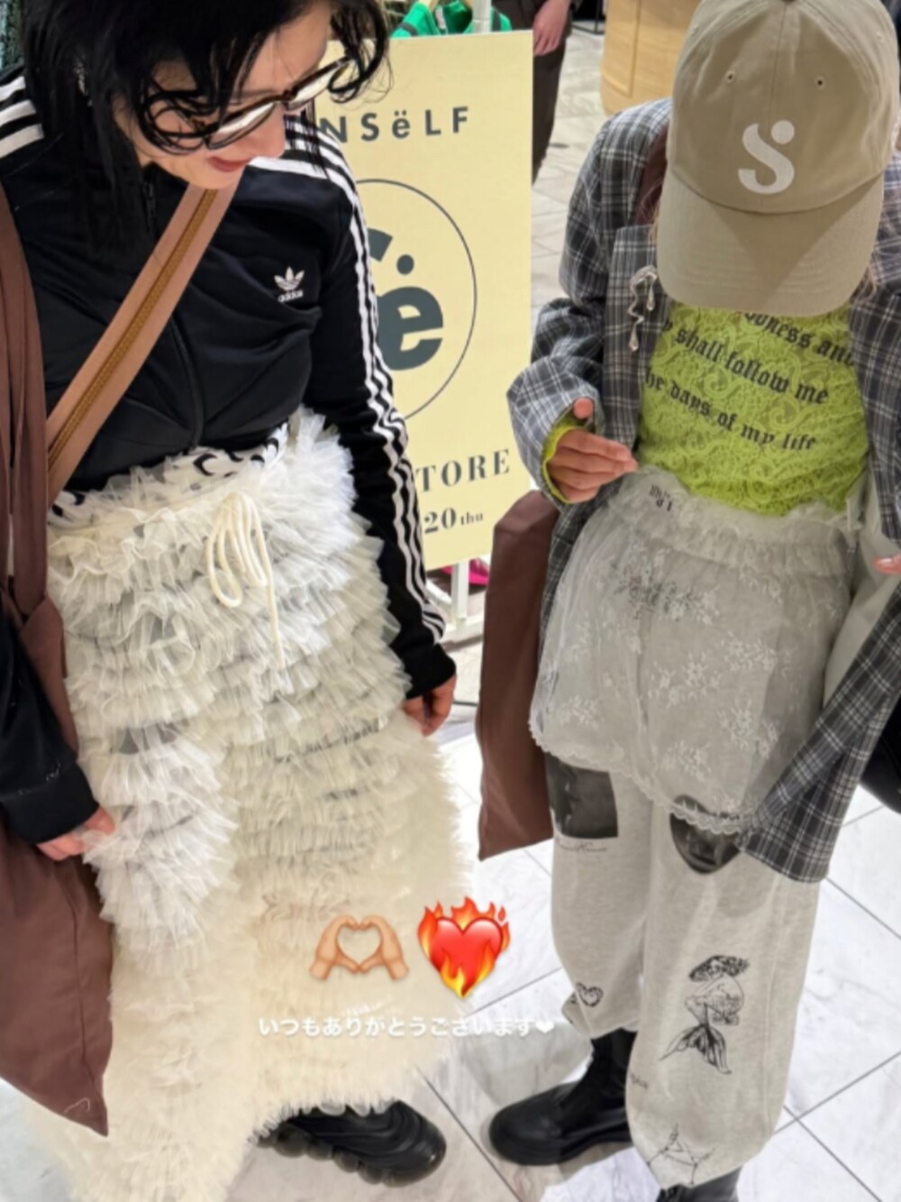 グレー系のテーラードジャケット、グリーン系のTシャツ/カットソー、グレー系のスウェットパンツを着用したレディースの春コーディネートの4枚目の写真