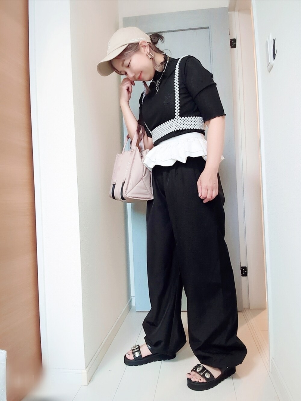 ブラック系のTシャツ/カットソー、ブラック系のパンツ、グレー系のショルダーバッグを着用したレディースの夏コーディネートの3枚目の写真