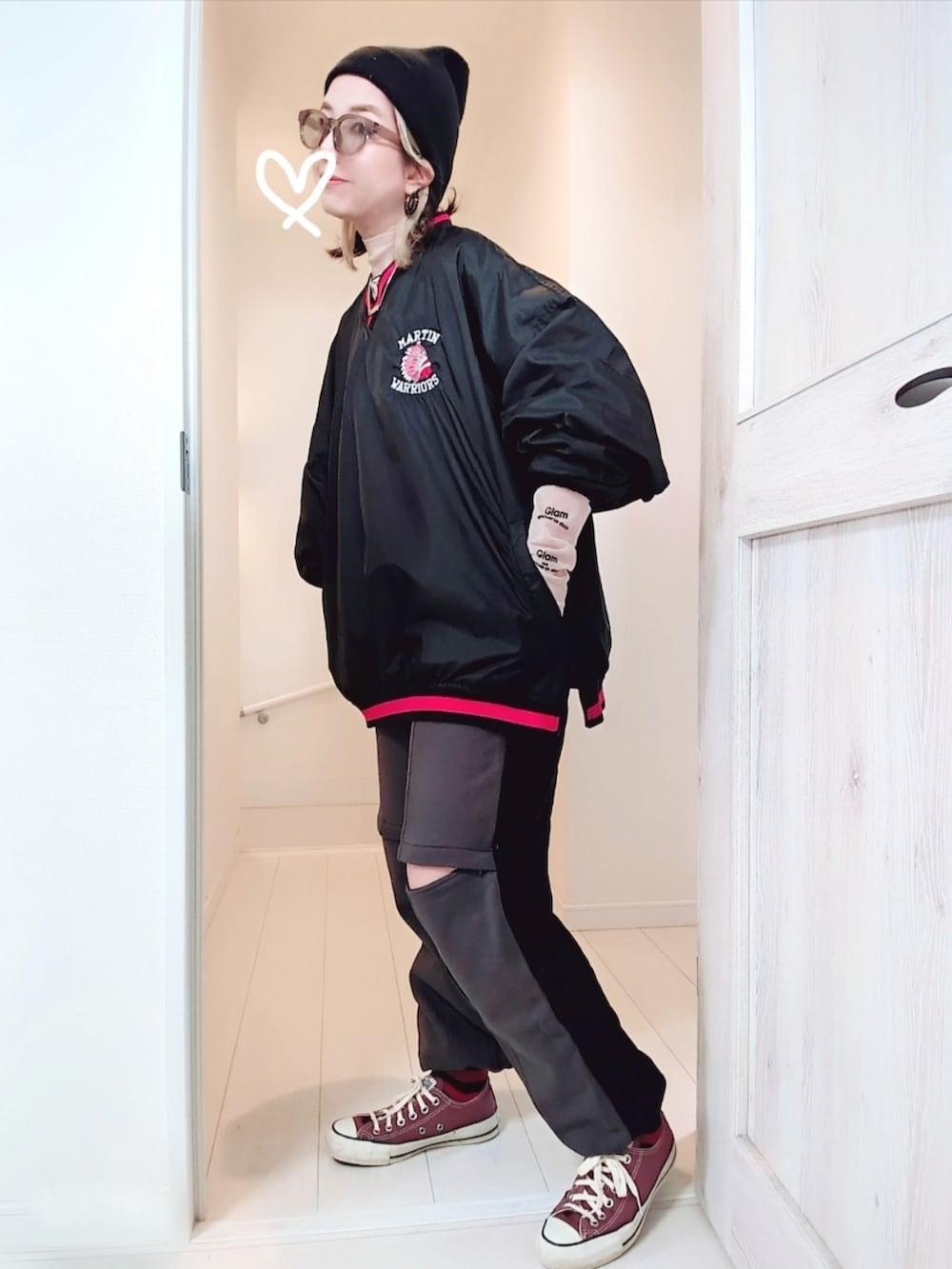 「古着MIX、オトナカジュアル、ファッションを楽しもう、古着コーデ、スポーツミックス、スウェットパンツ、martinwarriors、海外古着、メゾンスペシャル、converse」｜「CANAL JEANのEl mar(エルマール) アクリルカラーニット帽（ニットキャップ/ビーニー、ブラック系）」を使った、アリエル＊さん（レディース・155cm）の秋コーディネートの2枚目の写真