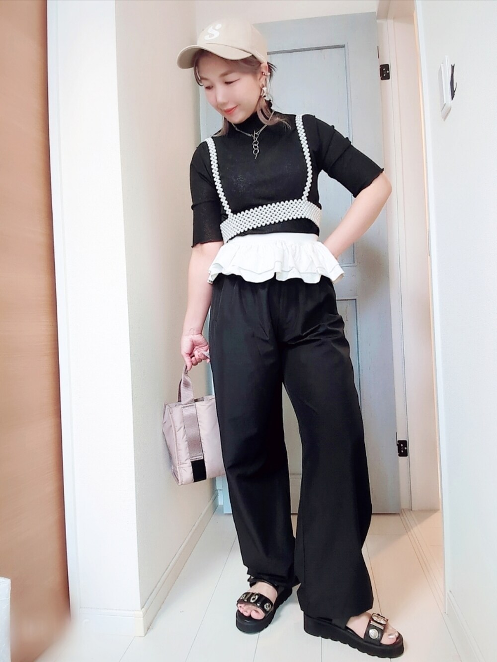 ブラック系のTシャツ/カットソー、ブラック系のパンツ、グレー系のショルダーバッグを着用したレディースの夏コーディネートの2枚目の写真