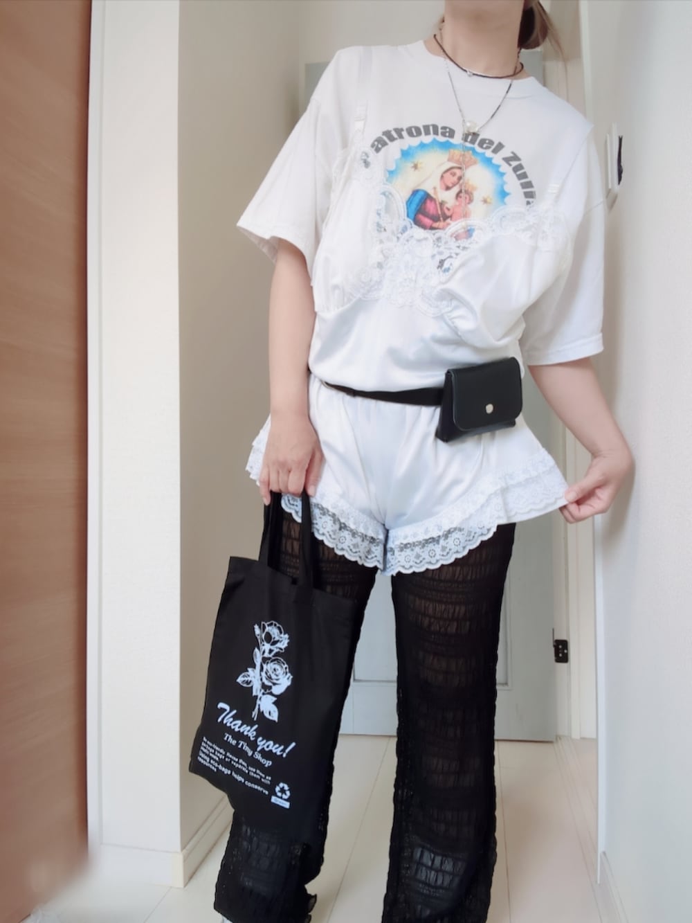 ホワイト系のTシャツ/カットソー、ホワイト系のオールインワン・サロペット、ブラック系のパンツを着用したレディースの夏コーディネートの3枚目の写真